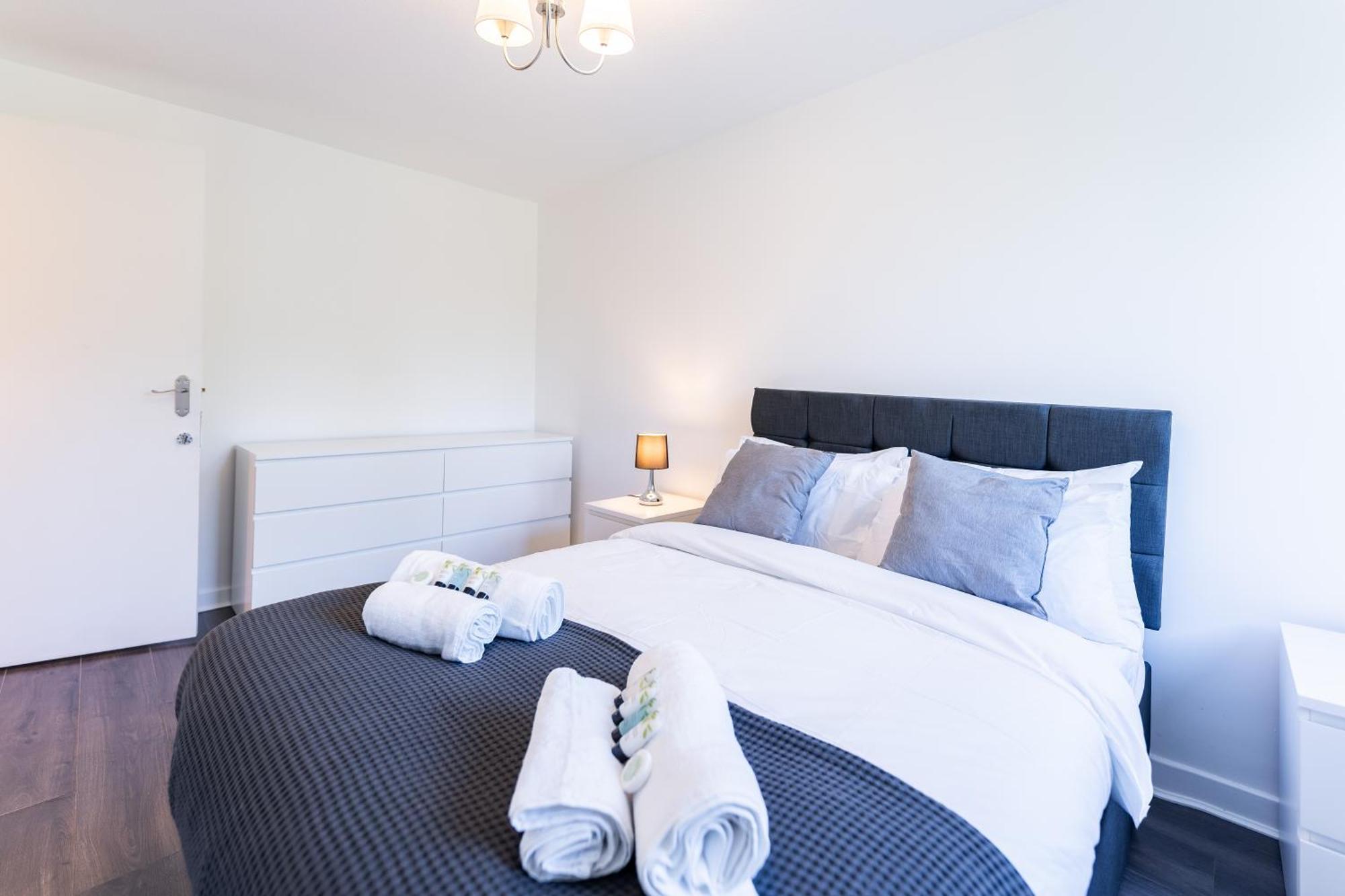 Luxury 3 Bedroom Flat With Balcony In Westbourne Park 런던 외부 사진